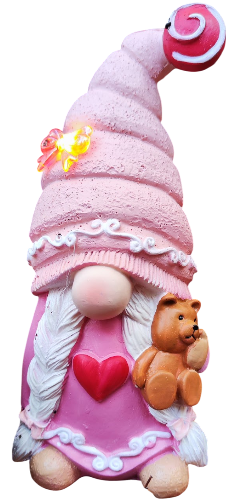 Een schattige gnoom met een roze hoed en een teddybeer.